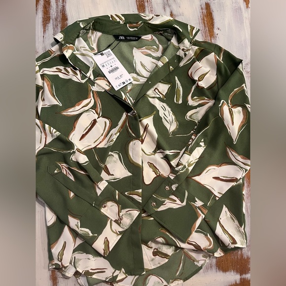 NEW! NWT! Zara Women’s Olive and Cream Leaf Print Shirt, Size Medium! - Picture 3 of 7